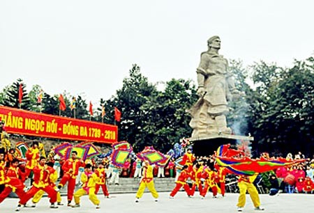 An art performance is held to cerebrate the 221st anniversary of Ngoc Hoi - Dong Da victory. (Photo: SGGP) An art performance is held to cerebrate the 221st anniversary of Ngoc Hoi - Dong Da victory. (Photo: SGGP)
